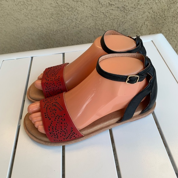 Gee WaWa black and perforated red leather sandals size 7 - Picture 3 of 12